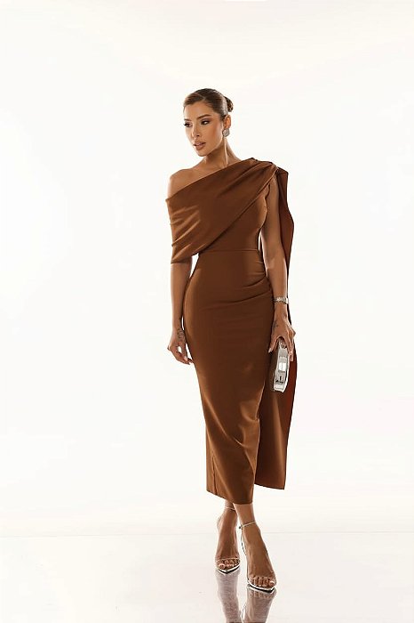 VESTIDO MIDI PRADA COM ELASTANO OMBRO A OMBRO COM CAPA MARROM