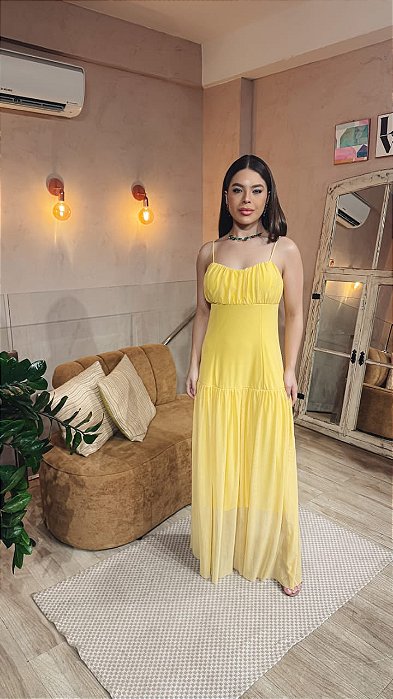 VESTIDO LONGO MICROTULE LISO COM RECORTE BUSTO COM DETALHE DRAPEADO AMARELO