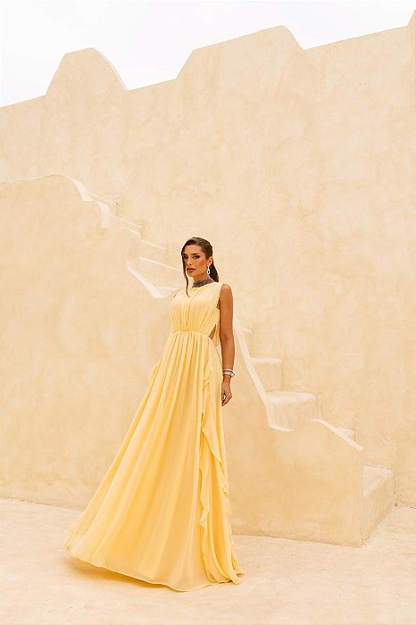 VESTIDO LONGO GOLA ALTA COM BORDADO DETALHE BABADO VERTICAL DOS LADOS AMARELO MANTEIGA