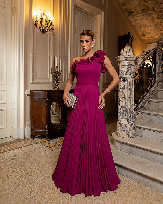 VESTIDO CHIFFON COM DETALHE BABADO OMBRO SÓ SAIA PLISSADA  FUCSIA