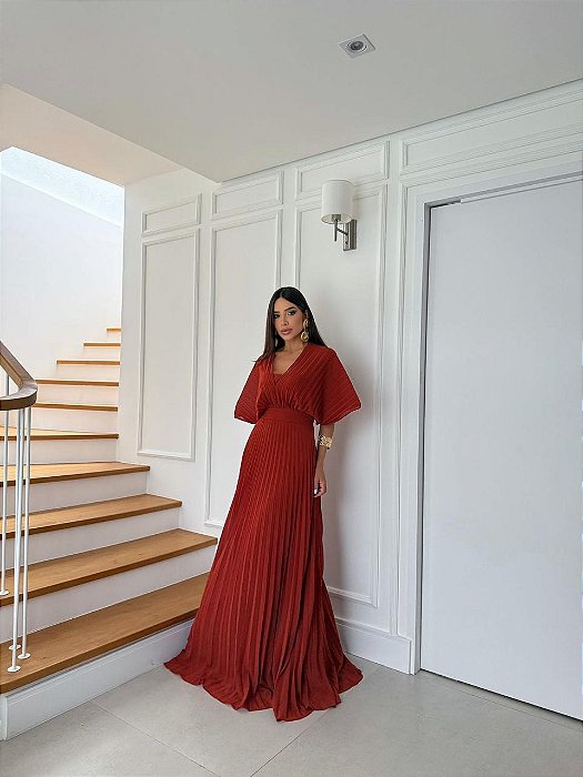 VESTIDO LONGO PLISSADO COM MANGA PLUSADA A MARSALA