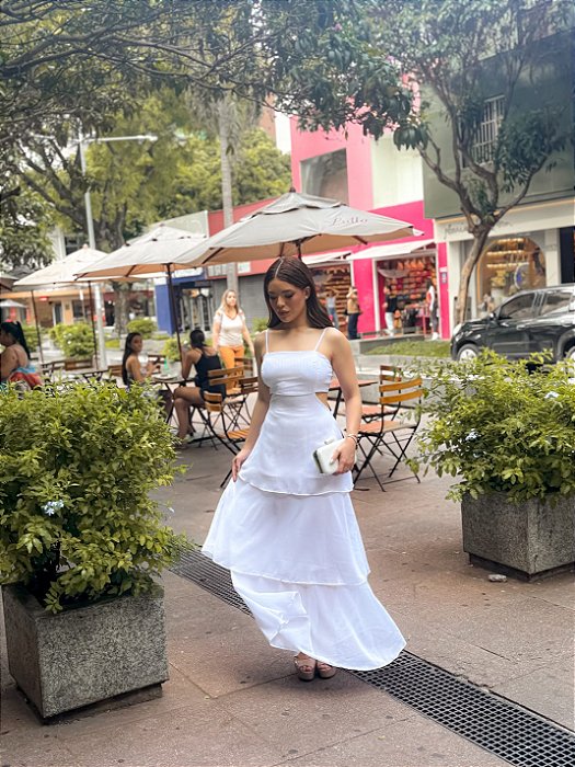 VESTIDO LONGO ALCINHA BABADO TRÊS MARIAS COM AMARRAÇÃO NAS COSTAS BRANCO