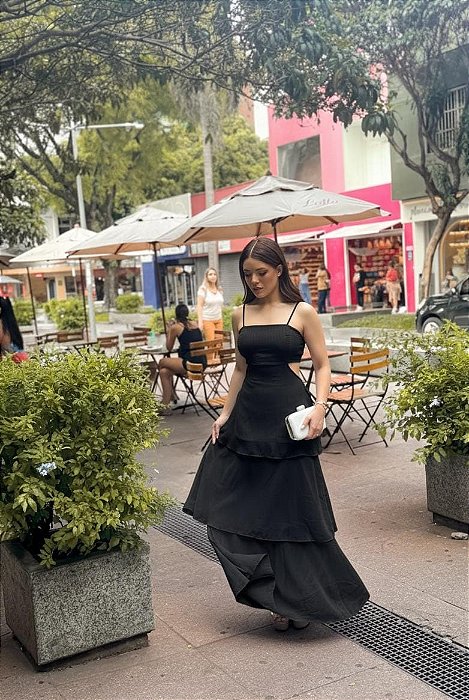 VESTIDO LONGO ALCINHA BABADO TRÊS MARIAS COM AMARRAÇÃO NAS COSTAS PRETO