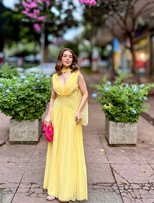 VESTIDO LONGO MICROTULE COM DECOTE V ACINTURADO AMARELO MANTEIGA