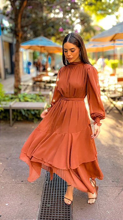 VESTIDO MIDI MANGA LONGA GOLA ALTA SAIA COM CAMADA MARROM