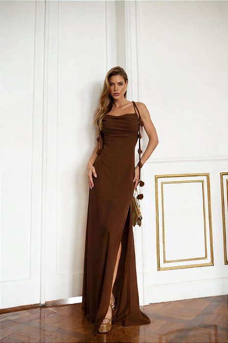 VESTIDO LONGO DE ALÇAS FINAS COM DRAPEADO BUSTO E AMARRAÇÃO COM DETALHE FLOR  MARROM
