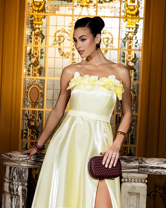 VESTIDO LONGO ZIBELINE GLOSS DETALHE FLOR  NO DECOTE ACINTURADO AMARELO MANTEIGA