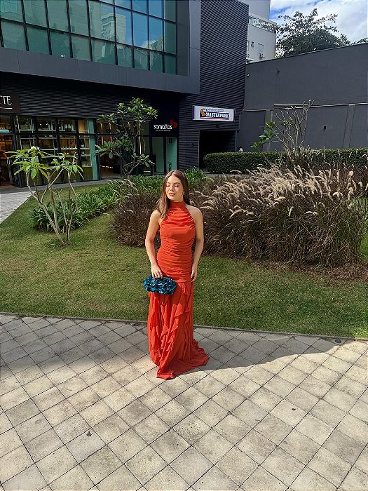 VESTIDO LONGO CHIFON GOLA ALTA DRAPEADO COM CAMADAS VERTICAIS TERRA COTA