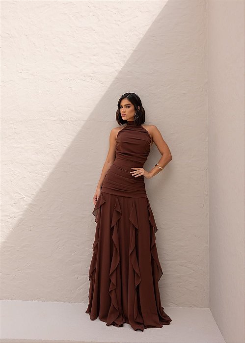 VESTIDO LONGO CHIFON GOLA ALTA DRAPEADO COM CAMADAS VERTICAIS MARRON