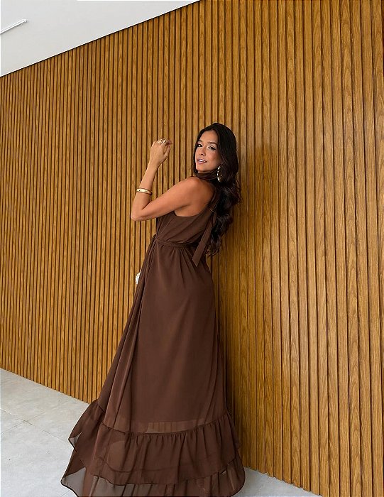 VESTIDO LONGO CHIFON GOLA ALTA  COM BABADO NA BARRA MARRON