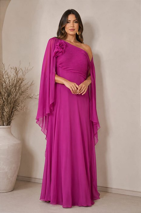 VESTIDO LONGO CHIFON BUSTO PLISSADO OMBRO A OMRO MANGA CAPA COM FLORES REMOVÍVEIS NO OMBRO FUCSIA
