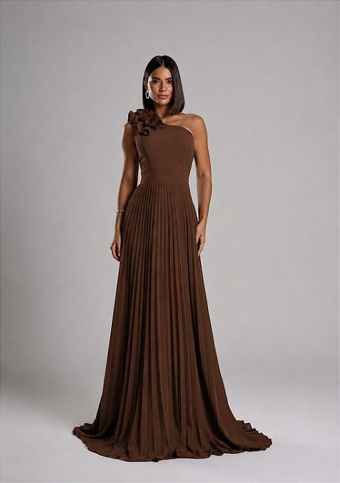 VESTIDO LONGO PLISSADO UM OMBRO SÓ APLICAÇÃO FLORAL EM RELEVO MARROM