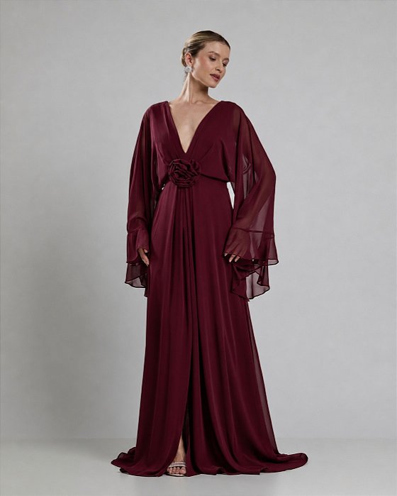 VESTIDO LONGO CREPE DE DECOTE V COM FLOR REMOVÍVEL DECOTE COSTAS COM AMARRAÇÃO MARSALA