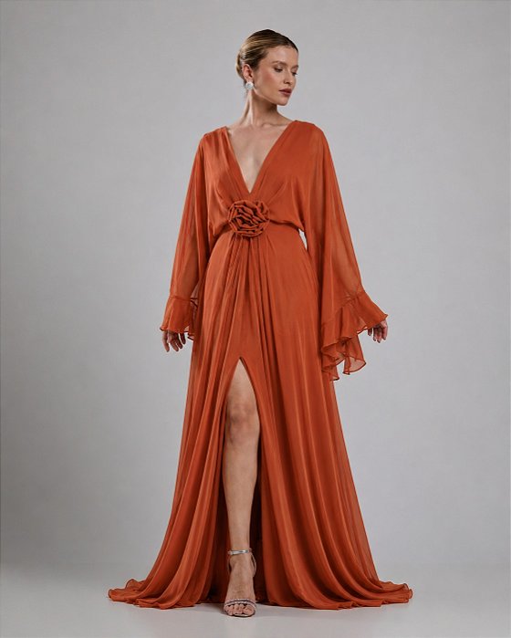 VESTIDO LONGO CREPE DE DECOTE V COM FLOR REMOVÍVEL DECOTE COSTAS COM AMARRAÇÃO TERRACOTA