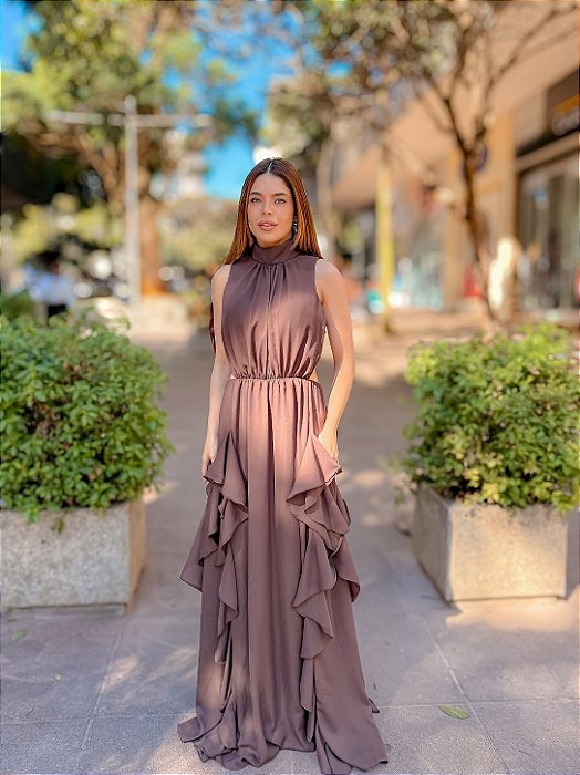 VESTIDO LONGO CHIFON GOLA ALTA CAMADAS VERTICAIS COSTA NUA MARROM