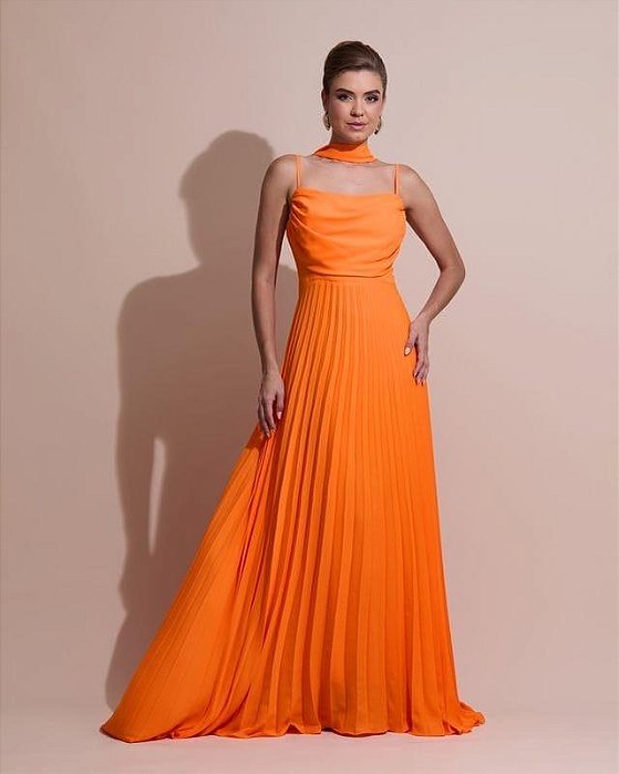 VESTIDO LONGO CREPE DE SEDA DECOTE CANOA SOBREPOSTO DRAPEADO COMPRIMENTO PLISSADO LARANJA