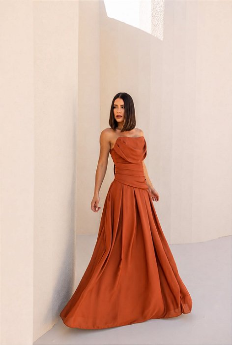 VESTIDO LONGO CRIFFON SEM ALÇA BUSTO CORSET C/ DECOTE CANOA DETALHE DRAPEADO CINTURA TERRACOTA