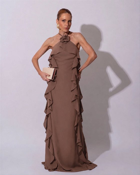 VESTIDO LONGO CREPE DE SEDA AMARRAÇÃO GOLA BUSTO E COMPRIMENTO C/ DETALHE BABADOS MOCHA MOUSSE