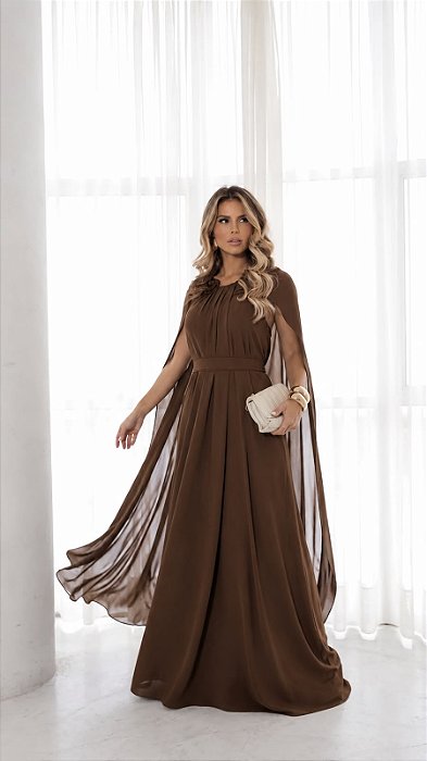 VESTIDO LONGO CREPE DE SEDA GOLA ALTA FRENTE ÚNICA C/ CAPA FLOR REMOVÍVEL MARROM