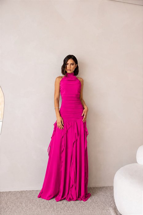 VESTIDO LONGO CHIFON GOLA ALTA DRAPEADO COM CAMADAS VERTICAIS FUCSIA
