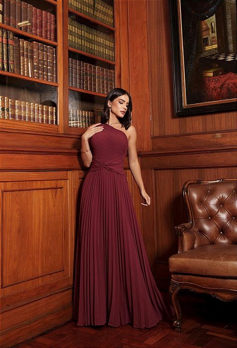 VESTIDO LONGO CHIFFON OMBRO SÓ BUSTO DRAPEADO C/ DETALHE CINTURA SAIA PLISSADA MARSALA