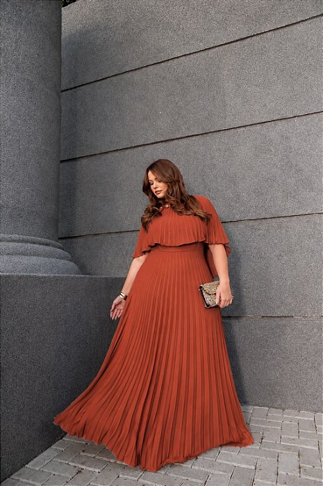 VESTIDO LONGO ALÇA LARGA PLISSADO MANGA CAPA PLISSADA  TERRACOTA