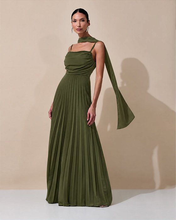 VESTIDO LONGO CREPE DE SEDA DECOTE CANOA SOBREPOSTO DRAPEADO COMPRIMENTO PLISSADO VERDE OLIVA