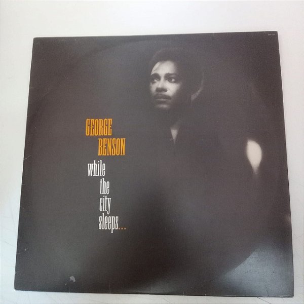 Disco de Vinil George Benson - While The City Sleeps Interprete George Benson (1986) [usado]