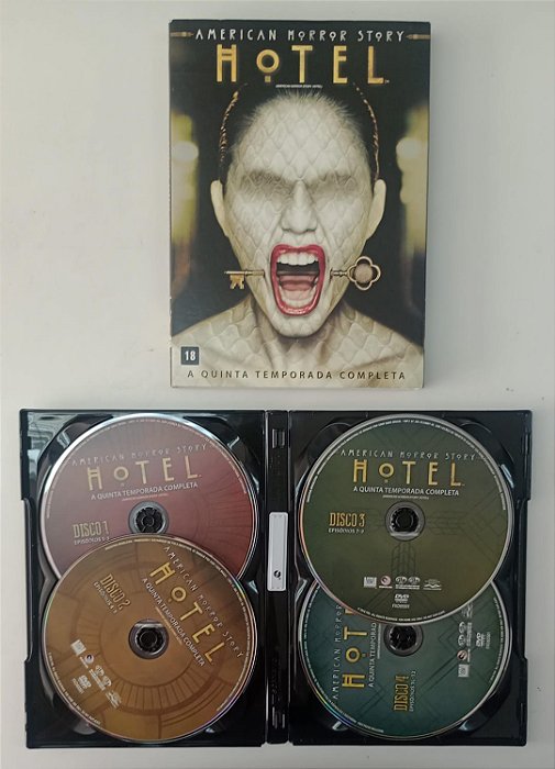 Dvd American Horror Story: Hotel - a Quinta Temporada Completa (4 Discos) Editora Ryan Murphy [usado]