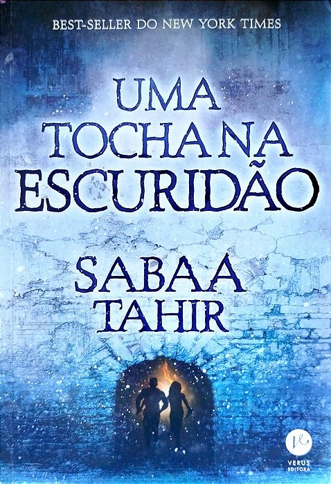 Livro Uma Tocha na Escuridão Autor Tahir , Sabaa (2017) [seminovo]