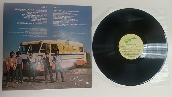 Disco de Vinil Chitãozinho e Xororó - Somos Apaixonados [lp 1982] Interprete Chitãozinho e Xororó (1982) [usado]