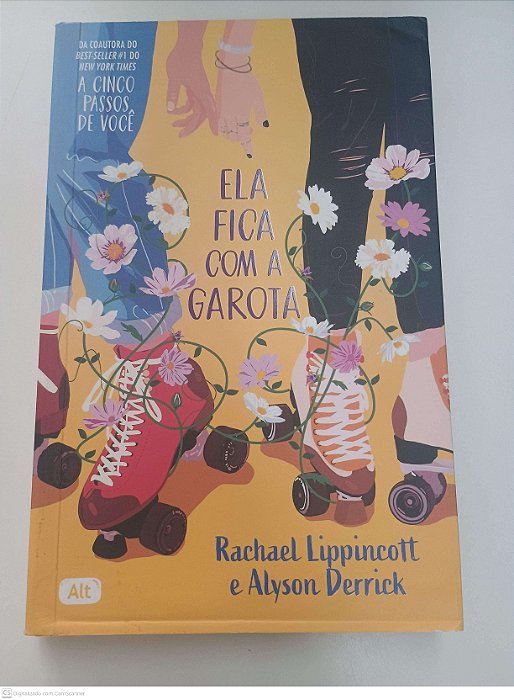 Livro Ela Fica com a Garota Autor Luppincott, Rachael e Derrick, Alyson (2022) [usado]