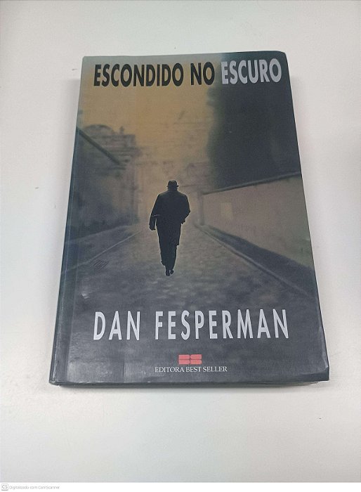 Livro Escondido no Escuro Autor Fesperman, Dan (2002) [usado]