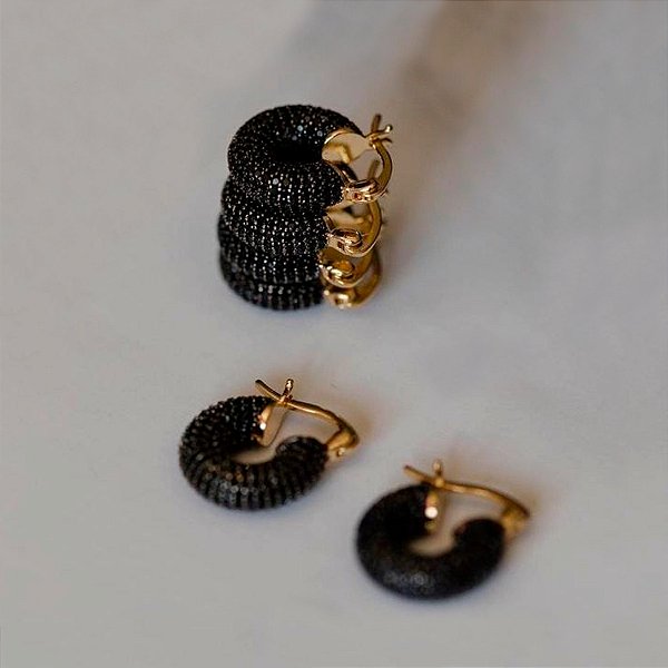 Argola cravejada zircônia Black
