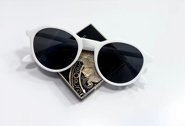 Óculos branco redondo