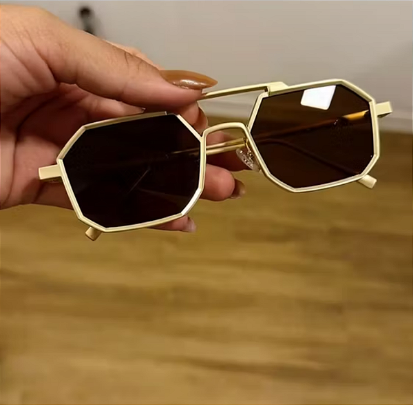 Óculos preto com dourado