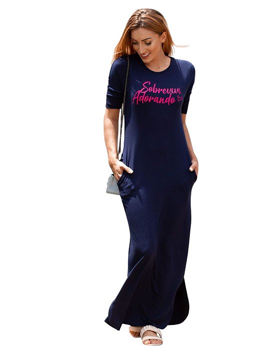 Vestido em Viscolycra Azul Marinho estampado Sobrevivi Adorando em rosa, longo, caimento impecável, atempioral