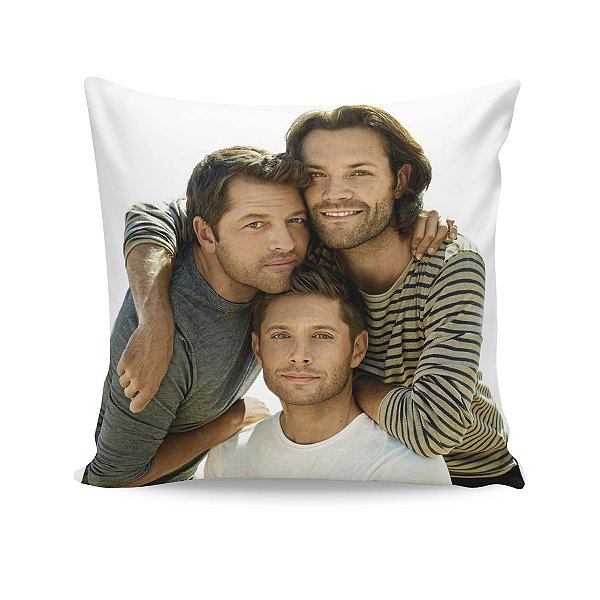 Almofada Supernatural Sam Dean e Castiel Abraço
