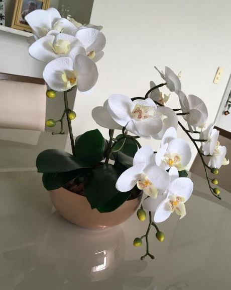 Arranjo de Orquídeas de Silicone Brancas em Vaso de Virdro Rosé Gold