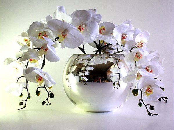 Arranjo de 3 Orquídeas Brancas de Silicone em Vaso de Vidro Cromado Tipo Aquário