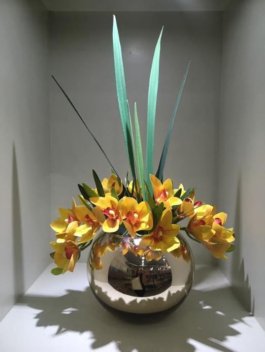 Arranjo de Orquídeas Artificiais Amarelas + Folhagens  e Vaso Aquário de Vidro Cromado Dourado