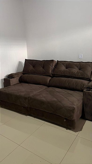 SOFÁ ITÁLIA 2 ASSENTOS C/ 4 PORTA COPOS 2.60 M - TECIDO VELUDO / MARROM