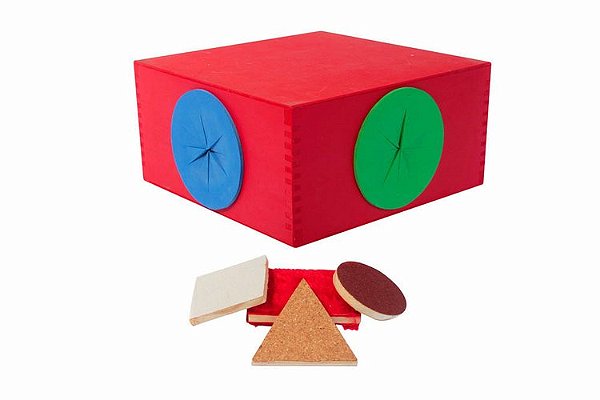 Caixa Tátil em Madeira – 4 Bocas + 10 pçs. 24x24x12