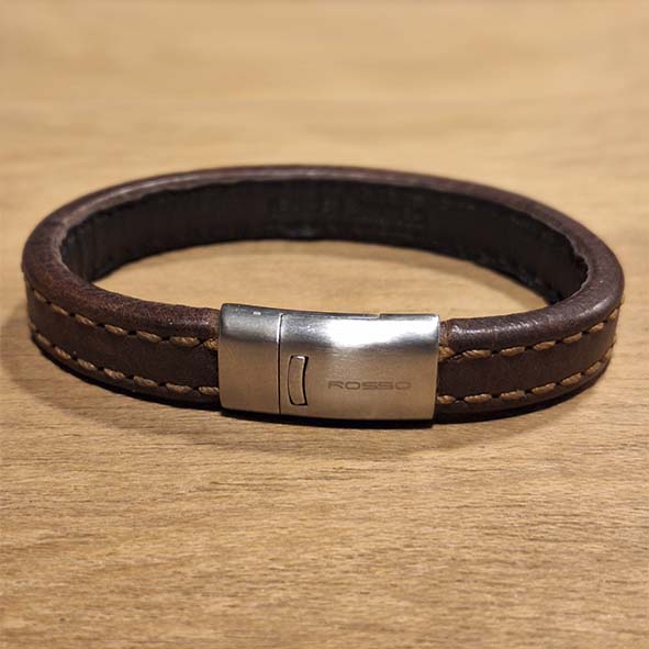 Pulseira em Couro Marrom com feche magnético em Aço.