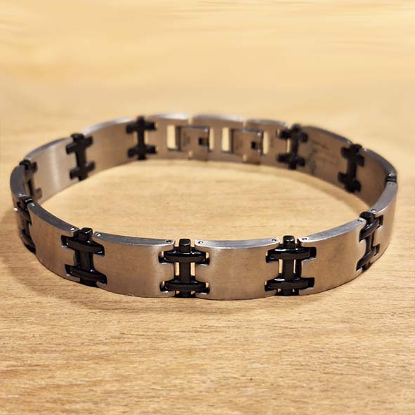 Pulseira em Aço, com detalhe Preto Ionizado