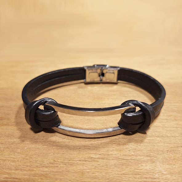 Pulseira de couro com Placa Vazada em Aço.