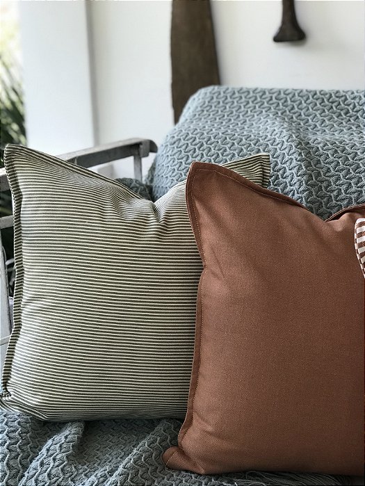 Almofada quadrada em tecido Paraty listras fininhas 100% algodão