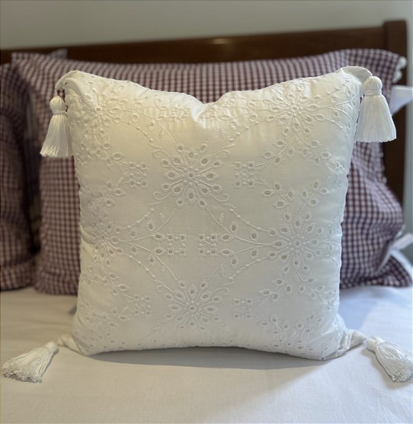 Almofada quadrada em laise branca 100% algodão