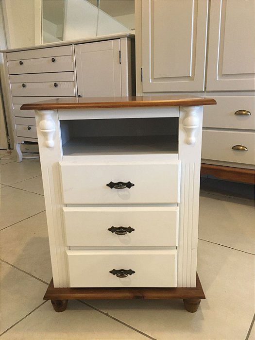 Mesinha de cabeceira 4 gavetas + nicho