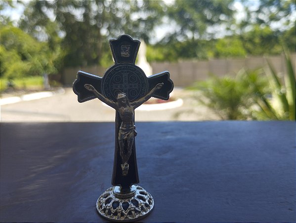 Cruz de Mesa S. Bento- fundo preto 10cm